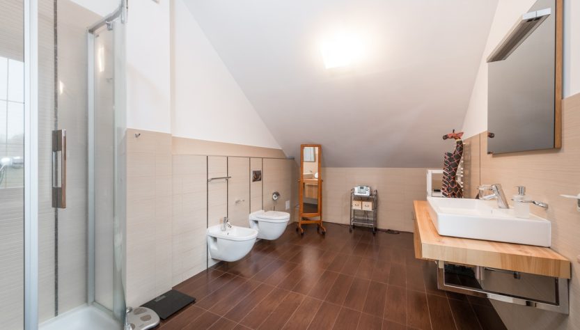 salle de bain beige et en bois