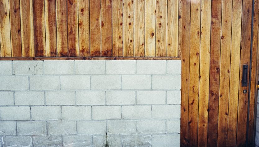 murs extérieurs avec le crépi au rouleau sur parpaing