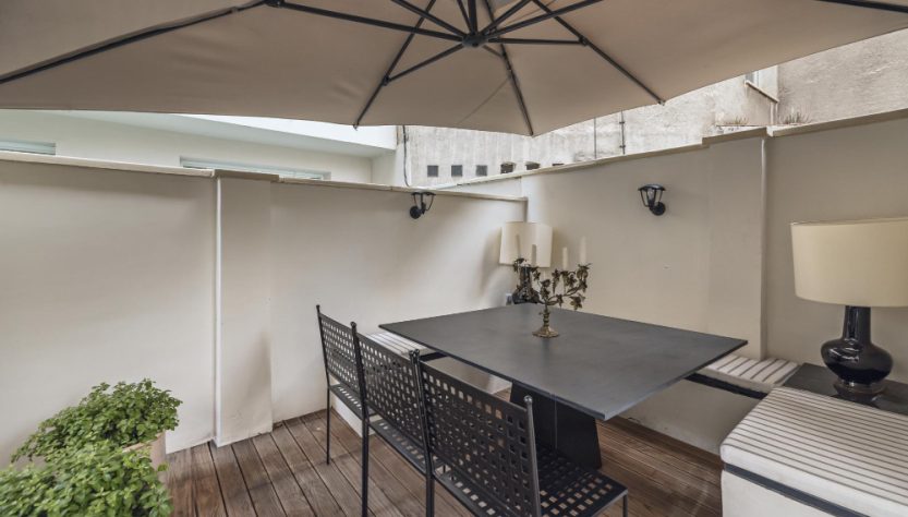 Parasol grande taille est l'option idéale contre le vent