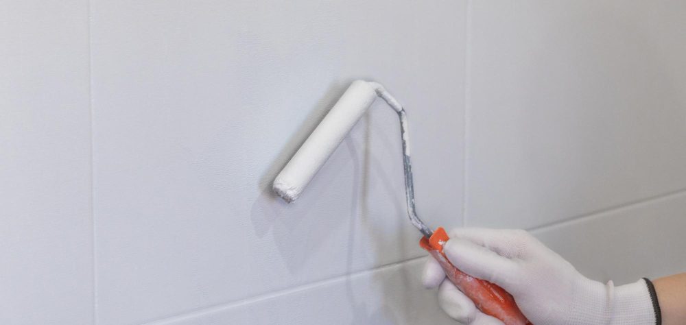 Les meilleures astuces pour recouvrir facilement et efficacement le carrelage de votre salle de bain