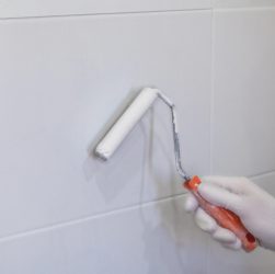 Les meilleures astuces pour recouvrir facilement et efficacement le carrelage de votre salle de bain