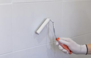 Les meilleures astuces pour recouvrir facilement et efficacement le carrelage de votre salle de bain
