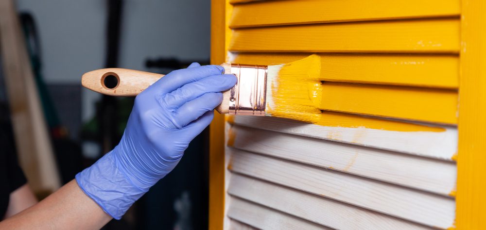 trouver la peinture idéale pour sublimer vos portes en bois