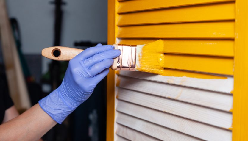 trouver la peinture idéale pour sublimer vos portes en bois